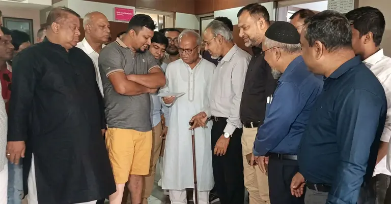 আধুনিক কৃত্রিম পা পেলেন ঝালকাঠির সাইফুল